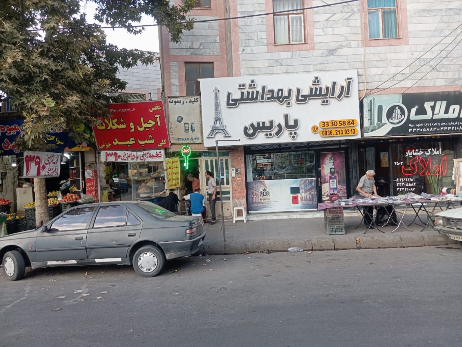 نمای خیابان؛ کلیدسازی خداداد در محدوده مشخص‌شده، سمت چپ فروشگاه پاریس